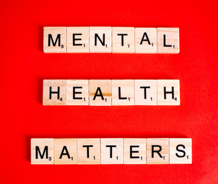 Holzbuchstaben bilden den Spruch "Mental Health Matters"